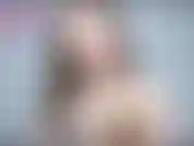 Tira fuori quella patetica, minuscola scusa di un cazzo. Lo accarezzerai esattamente come dico.