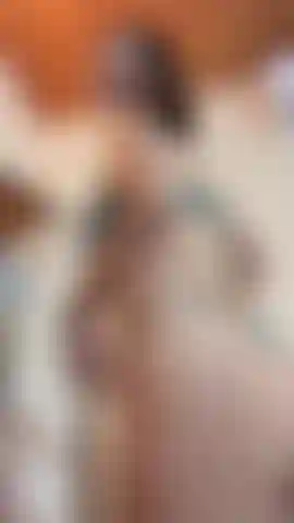 Tra luci soffuse e sguardi intensi… divento la tua debolezza preferita.