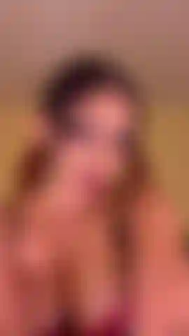 An intimate game filled with intense gazes and gentle movements. Every second is designed to slowly provoke, connecting with you and leaving desire in the air.