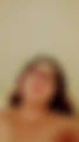 Che si masturba in modo provocante.