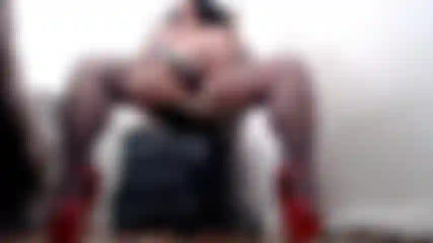 Mi masturbo sulla sedia.