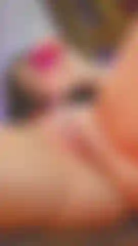 La mia fica gioca con un dildo trasparente.