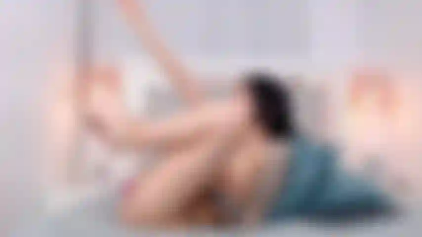 Una piccola puttana che ti succhia il cazzo essendo flessibile!