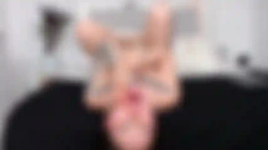 Submissive alt girl fucks her throat witn lots of spit