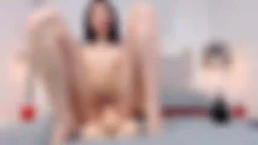 Una carina e-girl cavalca un enorme cazzo bianco!