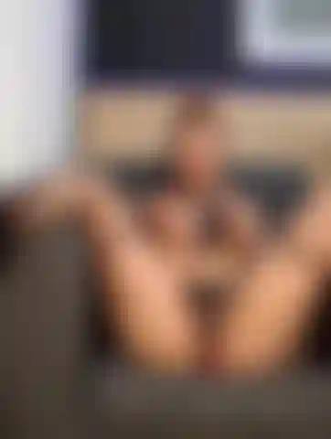 Guardami mentre mi masturbo intensamente...