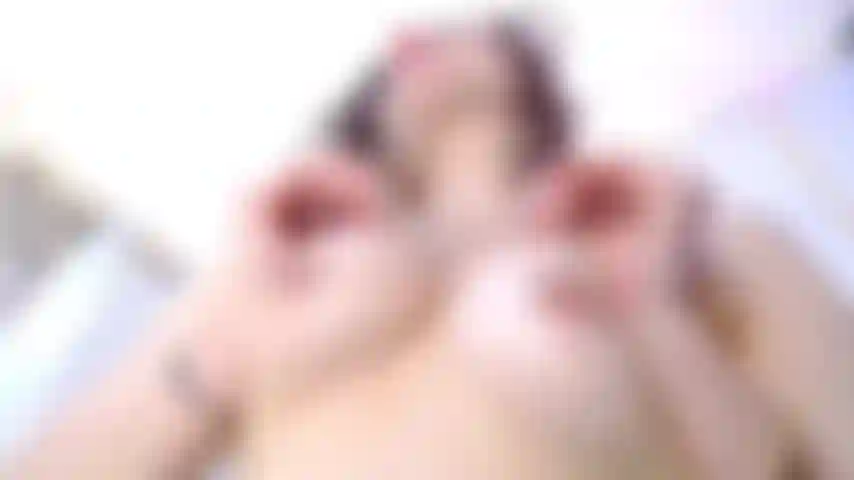 E impazzisco quando copri il mio piccolo corpo con il tuo sperma caldo e appiccicoso.