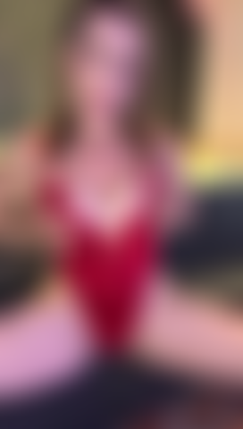 Gioca con la mia figa bagnata.