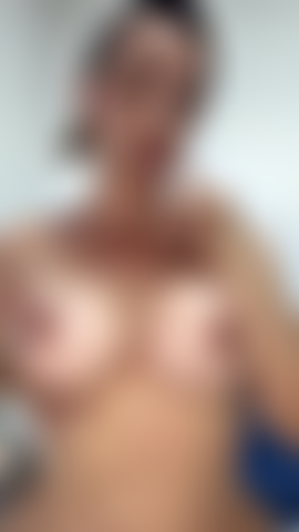 Gioca con le mie enormi tette.