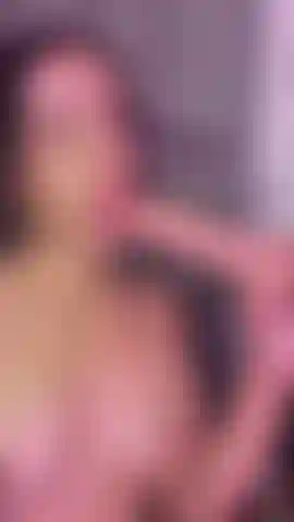 Scopa questo bel viso e riempilo tutto di sperma.