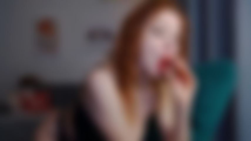 Con un plug anale nel mio culo stretto e sexy... Così pronta e eccitata per te.