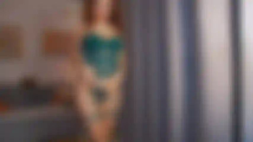 Cavalco il mio dildo e ci vengo sopra.