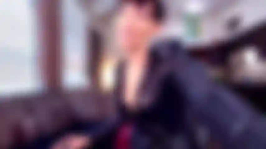 Un piccolo perdente dal cazzo monta i piedi di nylon.