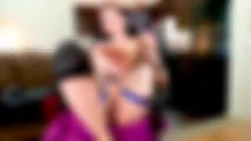 Mi occupo di tutto, dalla stimolazione delle dita dei piedi alla masturbazione del clitoride, fino all'orgasmo e allo spalancamento della fica.