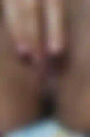 Primo piano della sua figa finché non raggiunge molti orgasmi, si può vedere il miele che fuoriesce dalla sua vagina.