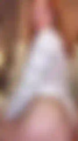 Vieni a guardarmi ballare e dimmi se vuoi scoparmi mentre mi vedi pronta e sensuale per te.