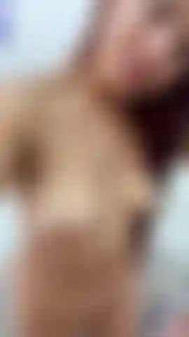 Nuda e dipendente dalle carezze: non riesco a smettere di toccarmi per te.