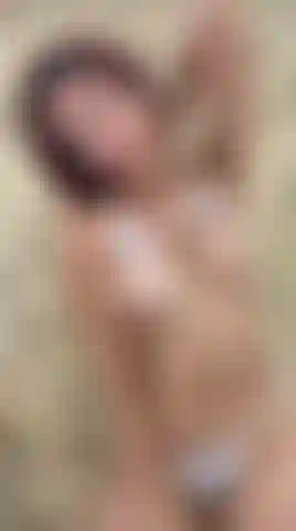 Il mio bel viso è arrossato e le mie stesse mani mi stanno facendo impazzire.