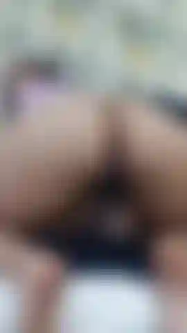 Sono così eccitata e pronta per te. Le mie mani continuano a schiaffeggiare e accarezzare le mie curve mentre fantastico sul tuo cazzo che scivola nel mio culetto...