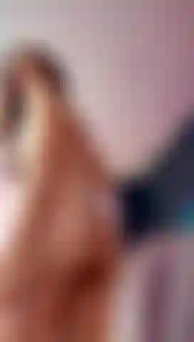 Come le mie dita scompaiono nella mia stessa umidità, cercando il ritmo che mi fa tremare.