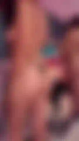 Guarda come si muove ogni curva; è il ritmo del mio desiderio, in attesa di qualcuno abbastanza audace da venire a fermarlo.