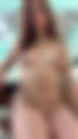 Non riesco a fare a meno di perdermi in questo gioco, accarezzando ogni curva del mio seno mentre immagino che tu sia qui, proprio di fronte a me, a goderti lo spettacolo.