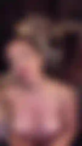 Senti come lo affondo lentamente mentre ti guardo dritto negli occhi.