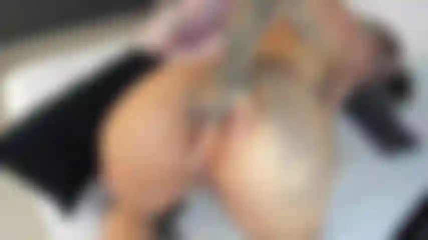 Ti piace il modo in cui il tuo cazzo entra nel mio culo stretto, non voglio che ti fermi finché non te lo chiedo io, goditi e fammi urlare.