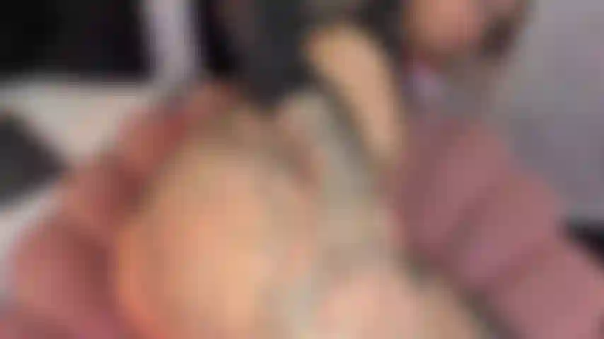 Vedere il mio culo sexy aprirsi ti farà venire un'erezione all'istante, ma ciò che voglio veramente è sentire il tuo cazzo nella mia bocca, assaporare ogni centimetro di te e ingoiare ogni goccia del tuo sperma caldo.