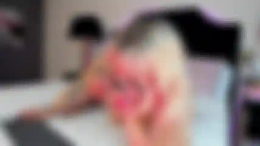 Ti stai godendo il mio culo caldo e arcuato mentre succhio quel cazzo, vero?