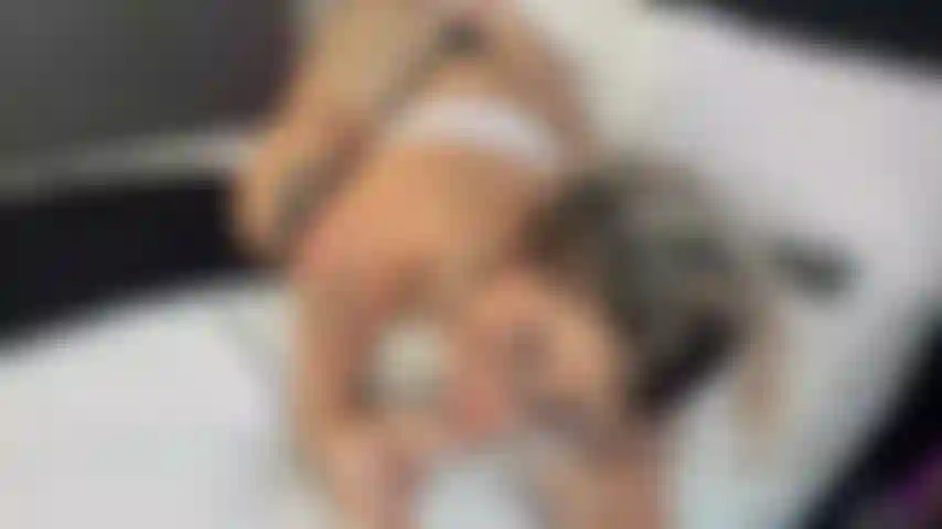 Guarda il mio culo sexy e caldo piegato mentre succhio ogni centimetro del tuo duro cazzo, lo farò rimbalzare così ti sentirai come se fossi in un vero paradiso.