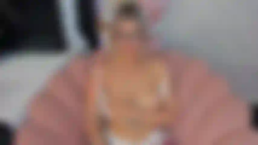 Le mie labbra scorrono su ogni centimetro del tuo cazzo, rendendolo duro come una roccia, quando non ne puoi più, fottimi in profondità nella mia figa bagnata, fammi urlare di piacere e riempimi del tuo latte.