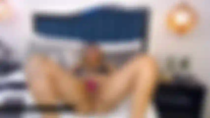 Faccio vibrare la mia figa bagnata e poi la scopo duramente.