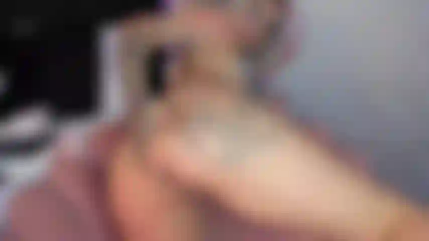 Senti quanto è stretto il mio culo mentre il tuo cazzo mi riempie completamente, poi tiralo fuori e fotti la mia figa bagnata, finché non ne puoi più ed esplodi dentro di me.