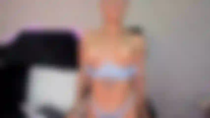 Le mie grandi tette rimbalzano mentre sono nuda per farti muovere e faranno indurire il tuo cazzo al punto che dovrai succhiarle e scoparle.