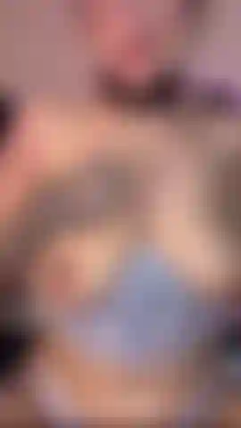 Le mie grandi tette sono pronte a scopare il tuo cazzo duro. Le vibrazioni del mio giocattolo fanno diventare la mia figa molto calda, le mie gambe tremano per il piacere che mi sto dando, scopando e giocando con la mia dominatrice allo stesso tempo.