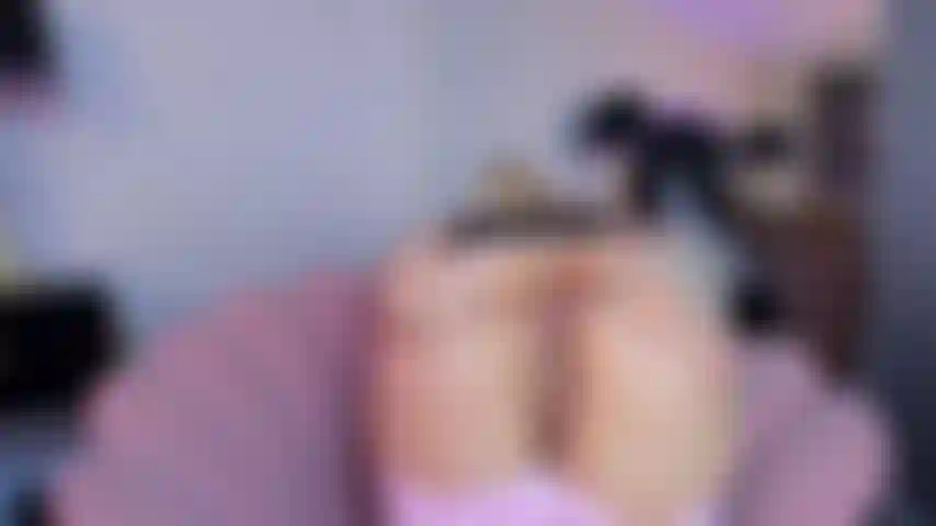 Questo divano si abbina perfettamente alla mia figa rosa, eccolo tutto per te, è molto bagnato e caldo.