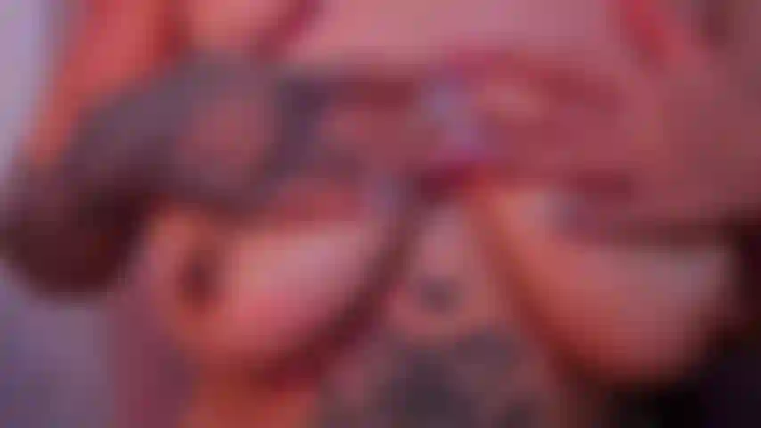 Le tette succose fanno un bel lavoro con il tuo cazzo!