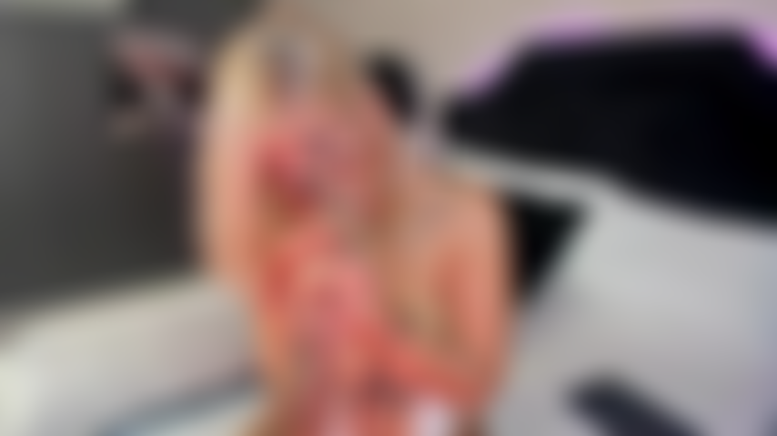 Succhiare il tuo duro cazzo mi fa bagnare più del solito. Voglio sentirlo duro lungo tutta la mia figa.