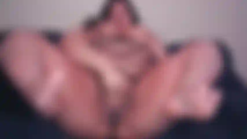 Mi masturbo con le piante dei piedi esposte.