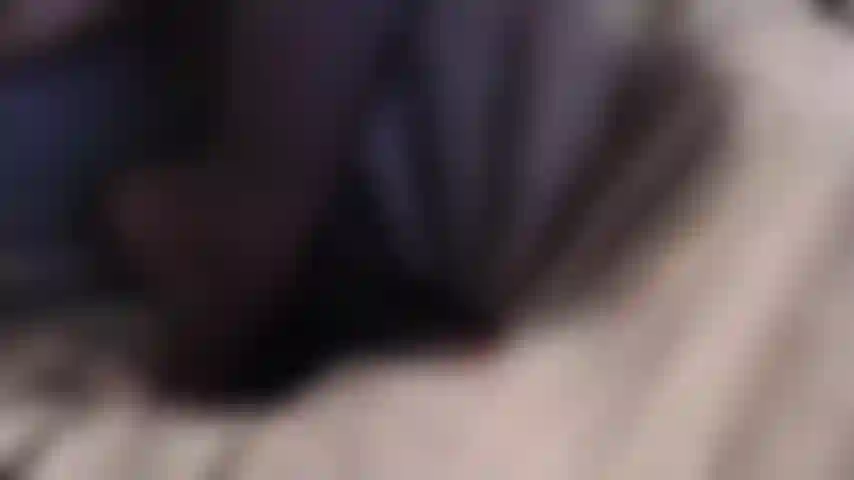 I piedi nudi si sfilano dalle calze di nylon.