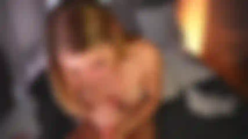 Faccio sesso con un lungo pompino e con un dildo.