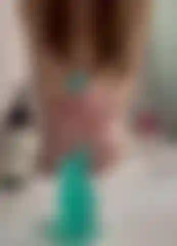 Enorme dildo insaponato e una vigorosa sega per farla diventare bella pulita.
