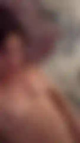 Ascoltami e guardami mentre raggiungo l'orgasmo, poi guardami scoparmi con il mio grosso giocattolo 😈.