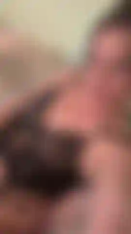 Guardami sdraiata sul divano in lingerie nera, mentre mi strofino e mi dito mentre aspetto di essere scopata, prima di leccarmi le dita 😏.