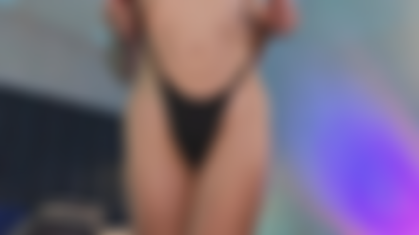 Una ragazza trans con il corpo pieno di olio in bikini.