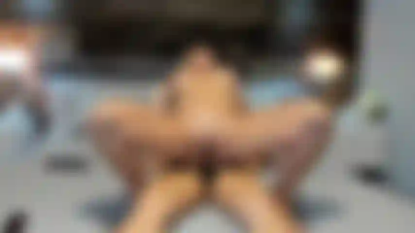 Cavalcata, pompino e vibrazioni con megan sky 🔥 in questa scena con strap-on di oltre 10 minuti con megan sky, inizio prendendo il controllo. Mi arrampico sopra di lei e la cavalco duramente con il suo strap-on in posizione cowgirl, dimenando i fianchi e prendendo ogni centimetro. Ma non riesco a resistere dal volerlo assaggiare, quindi scendo e faccio un pompino bagnato e sbavoso al suo dildo, succhiandolo fino in fondo. Finiamo sdraiate fianco a fianco, ma non riesco a tenere le mani a posto. Devo allungarmi e aiutarla a finire, toccandole la figa e stringendole il collo finché non viene.