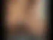 Cavalcando un dildo sulla sedia trasparente.