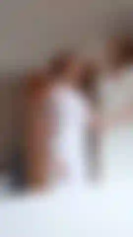 Scioglimento del ghiaccio e striscia per la doccia in tutto il vestito bianco da yoga.