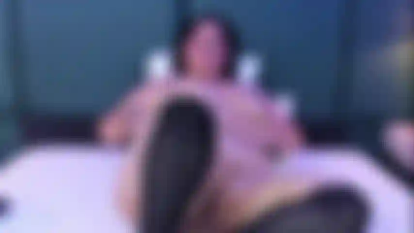 Una bellissima bbw, goditi il ​​tuo corpo bagnato con le tue dita veloci.